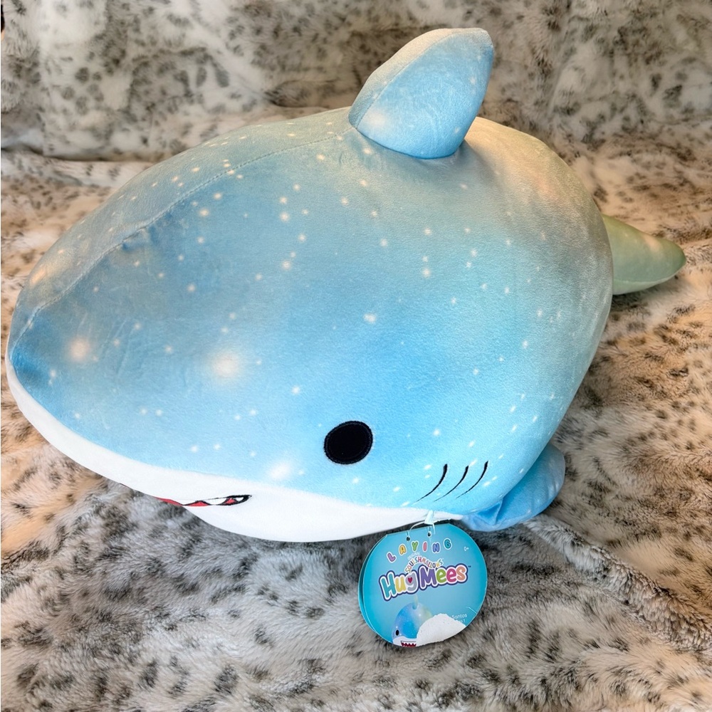 Santos hug mees Squishmallows